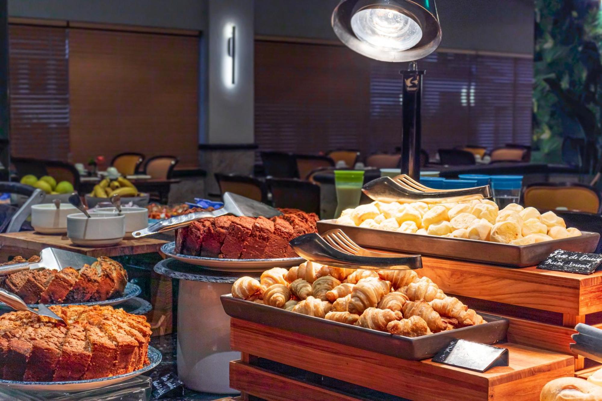 Parque Balneario Hotel Santos By Castelo Itaipava Exterior photo A buffet at a hotel